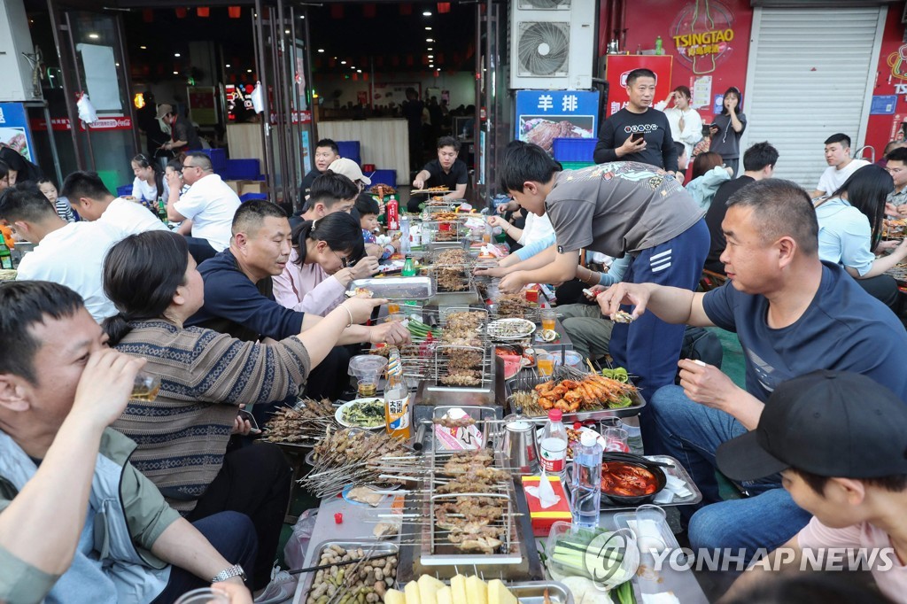 5월 2일 산둥성 쯔보의 바비큐 거리에서 식사를 즐기는 중국인들 [AFP=연합뉴스 자료사진]