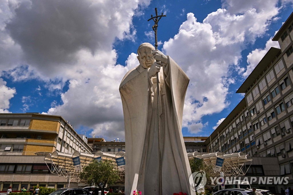 요한 바오로 2세 전 교황의 동상이 있는 이탈리아 로마의 제멜리 병원 입구