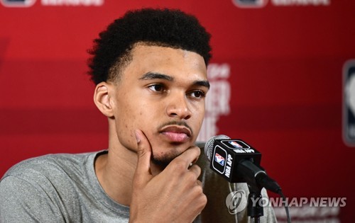 NBA 특급 신인 웸반야마, 서머리그 데뷔전 9점…야투 성공률 15%