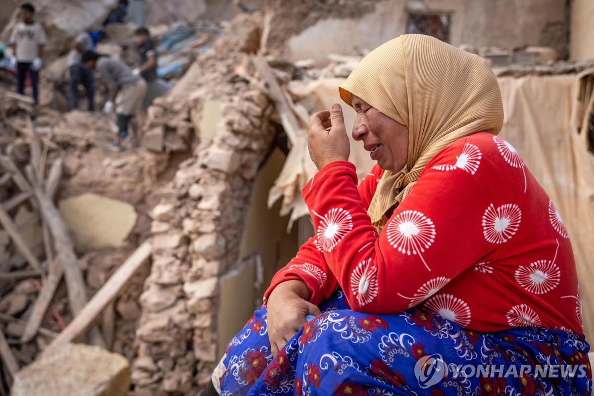 슬픔에 빠진 모로코 지진 생존자