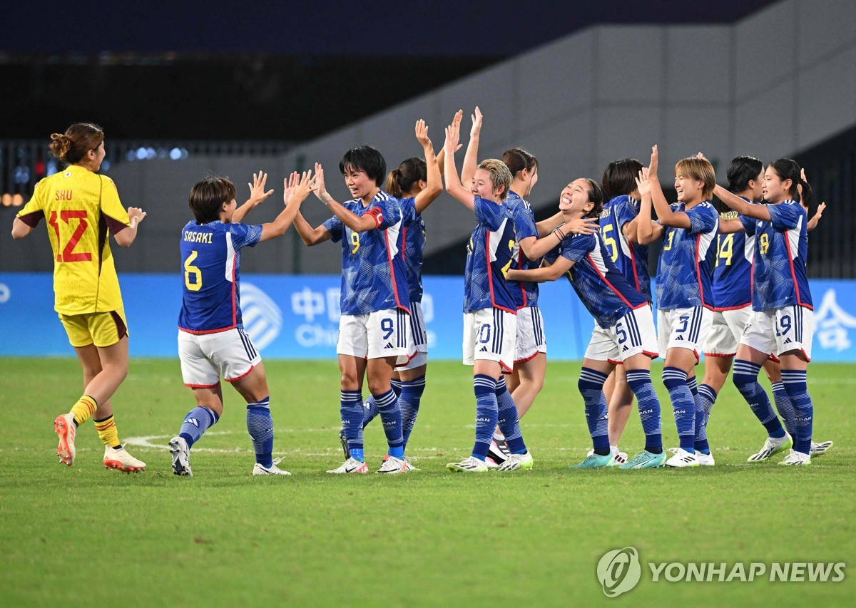 준결승전 승리에 기뻐하는 일본 여자 축구 선수들