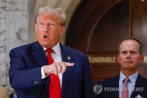 진짜 출마?…트럼프, 하원의장 선출 앞두고 공화 의총 방문 검토