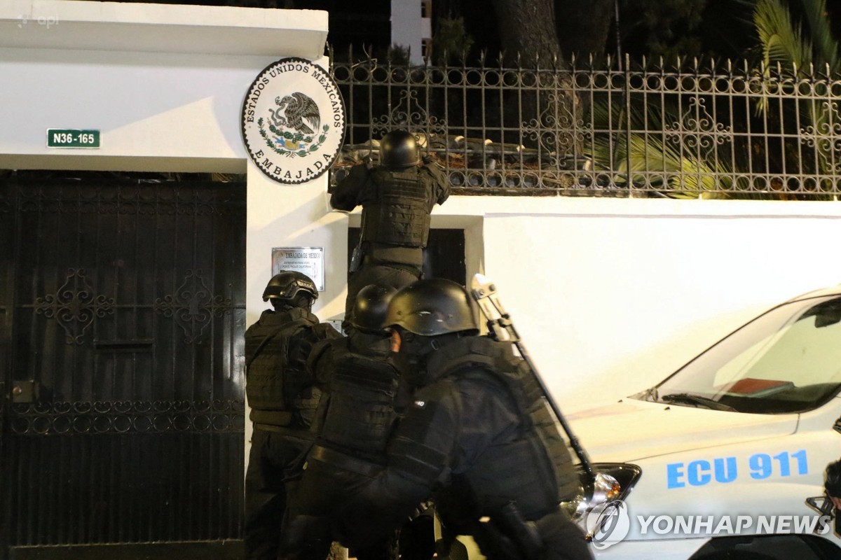 멕시코 대사관 진입을 시도하는 에콰도르 경찰 특수부대