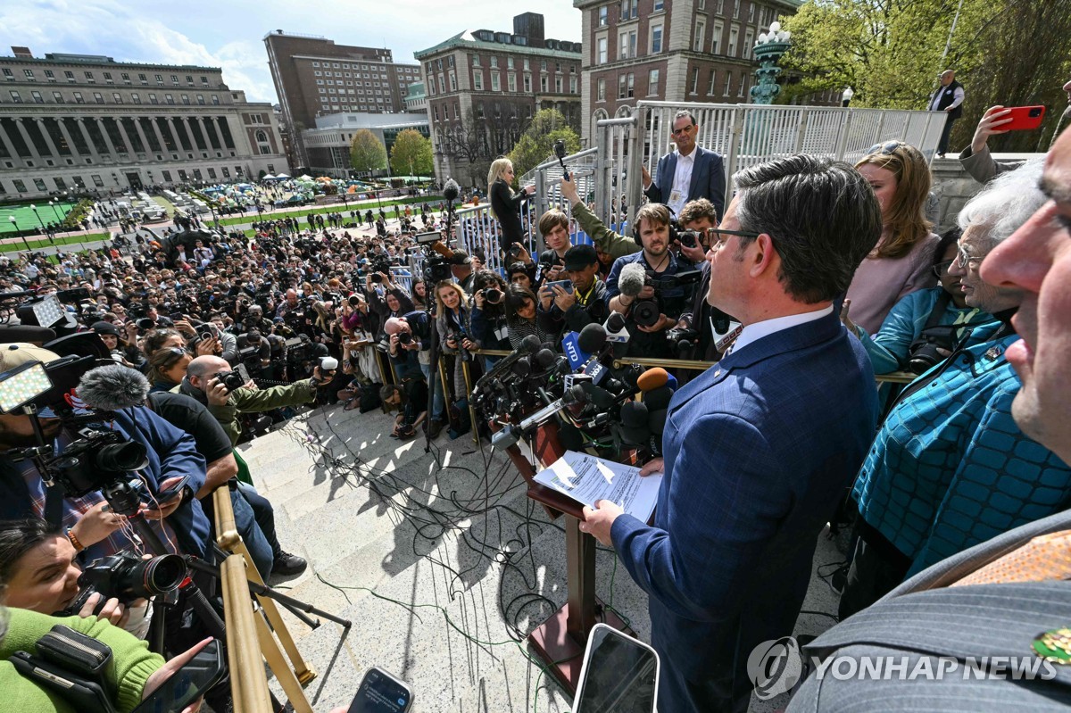 컬럼비아대에서 기자회견하는 마이크 존슨 하원의장