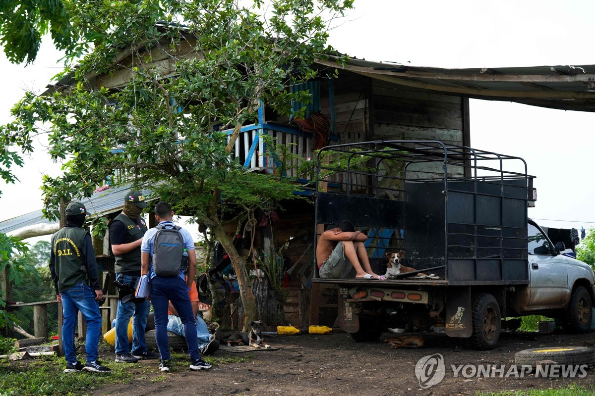 불법 이민 브로커 체포하는 파나마 당국