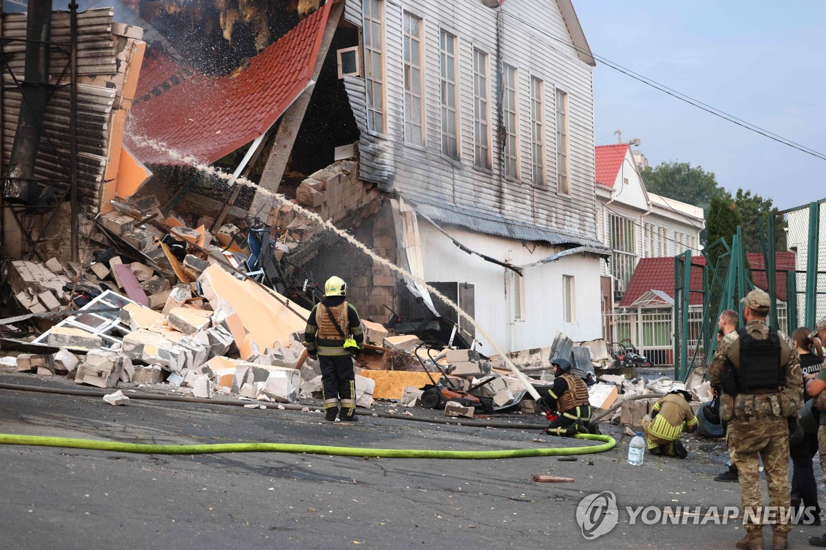 러시아 공습에 불탄 우크라이나 건물