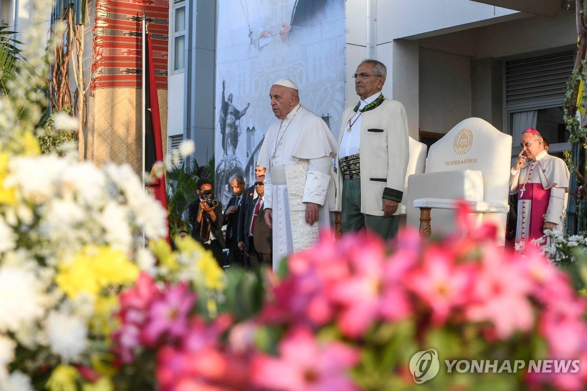 동티모르 대통령궁서 열린 환영식에 참석한 교황