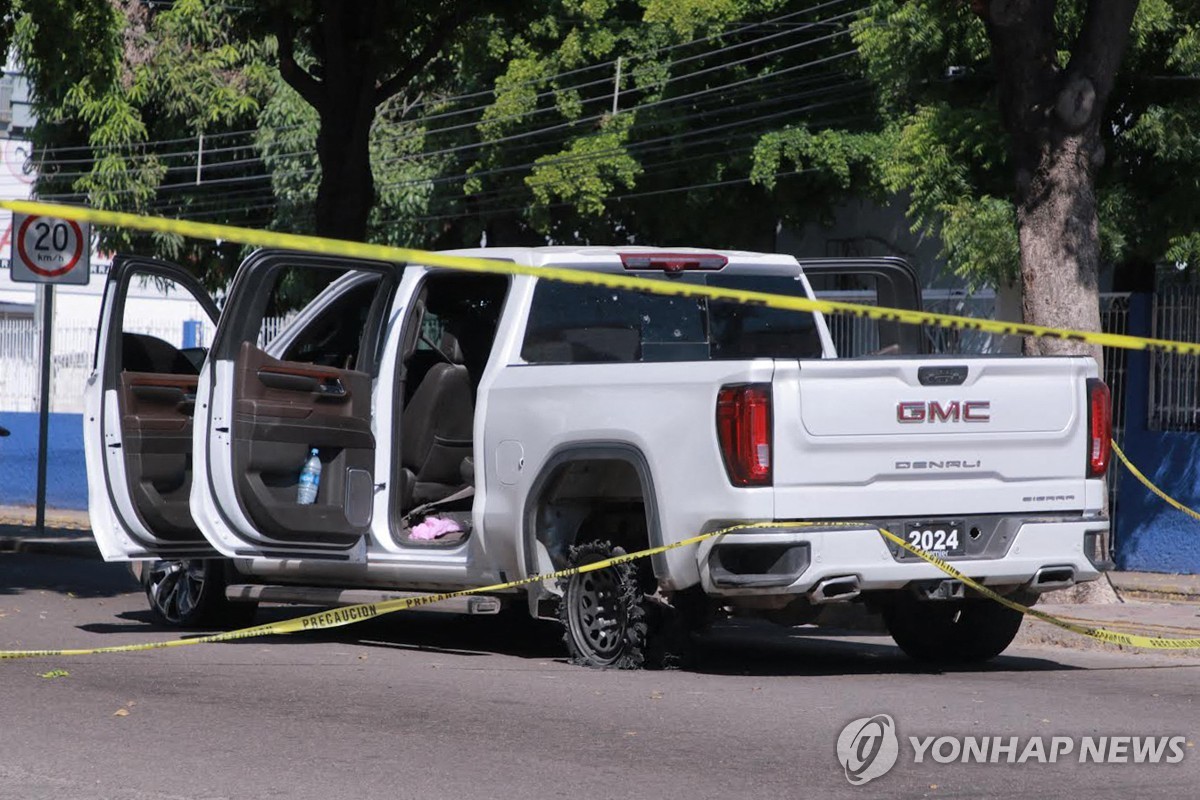 9일(현지시간) 시날로아주 총격전 현장 한복판에 놓인 차량