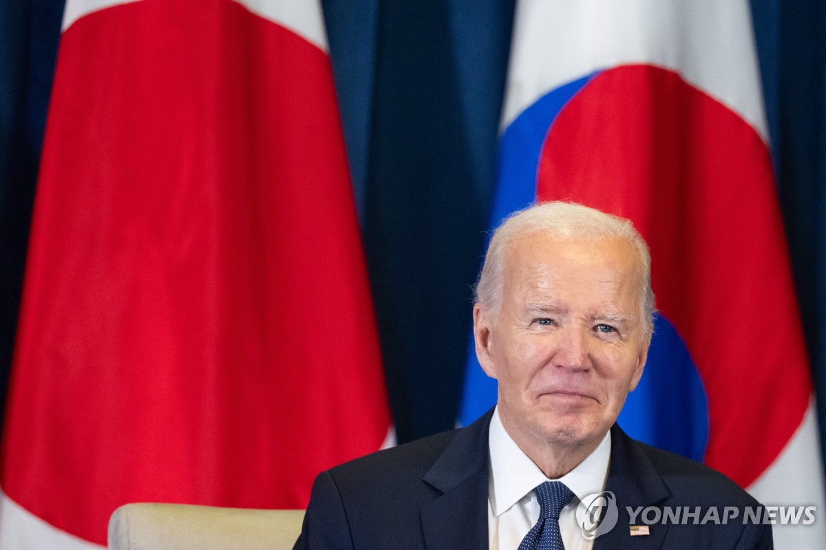 El presidente estadounidense Joe Biden participa en una reunión trilateral con el primer ministro japonés Shigeru Ishiba y el presidente surcoreano Yoon Suk Yeol al margen de la cumbre de Cooperación Económica Asia-Pacífico en Lima el 15 de noviembre de 2024 en esta foto, publicada por AFP. (Yonhap)