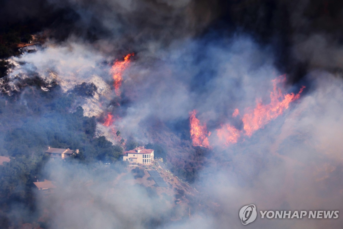 9일(현지시간) LA 서부 산지에서 확산 중인 '팰리세이즈 산불'