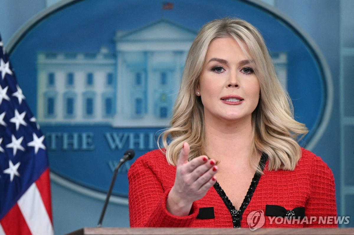 La secretaria de prensa de la Casa Blanca, Karoline Leavitt, habla durante una sesión informativa de prensa diaria en la sala de informes de Brady Press en la Casa Blanca en Washington el 31 de enero de 2025 en esta foto publicada por AFP. (Yonhap)