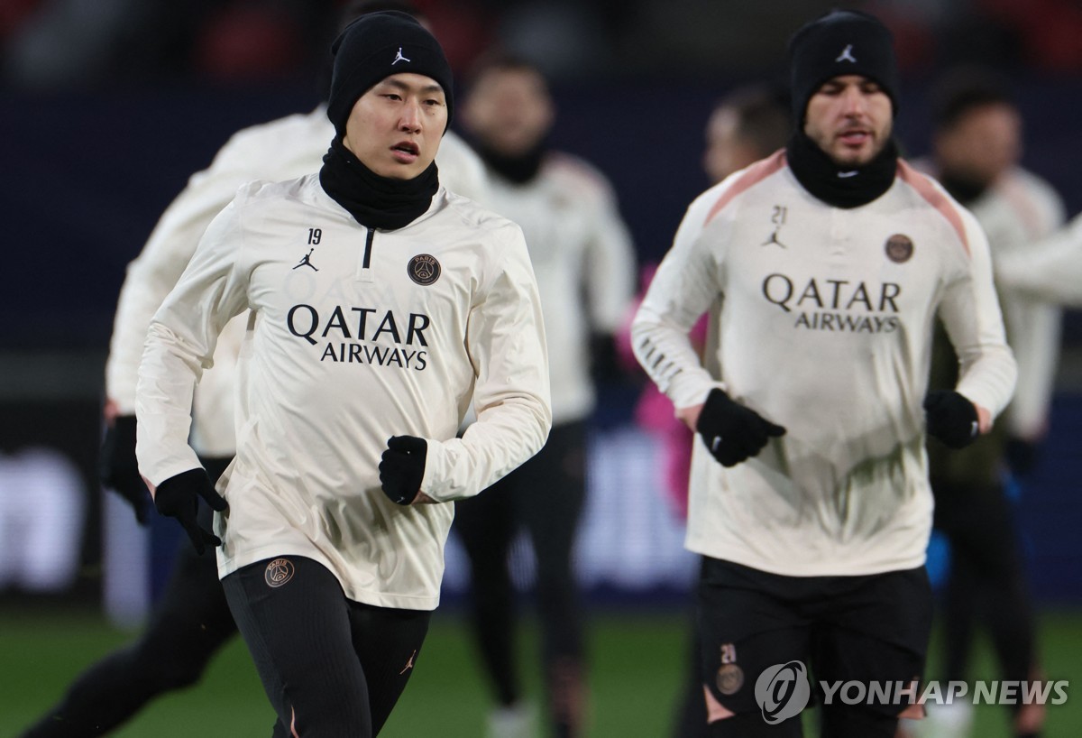 브레스트와의 경기에 앞서 몸 푸는 PSG 이강인(왼쪽)