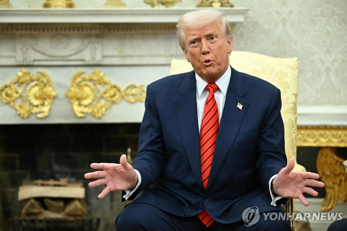 백악관 집무실의 트럼프 대통령