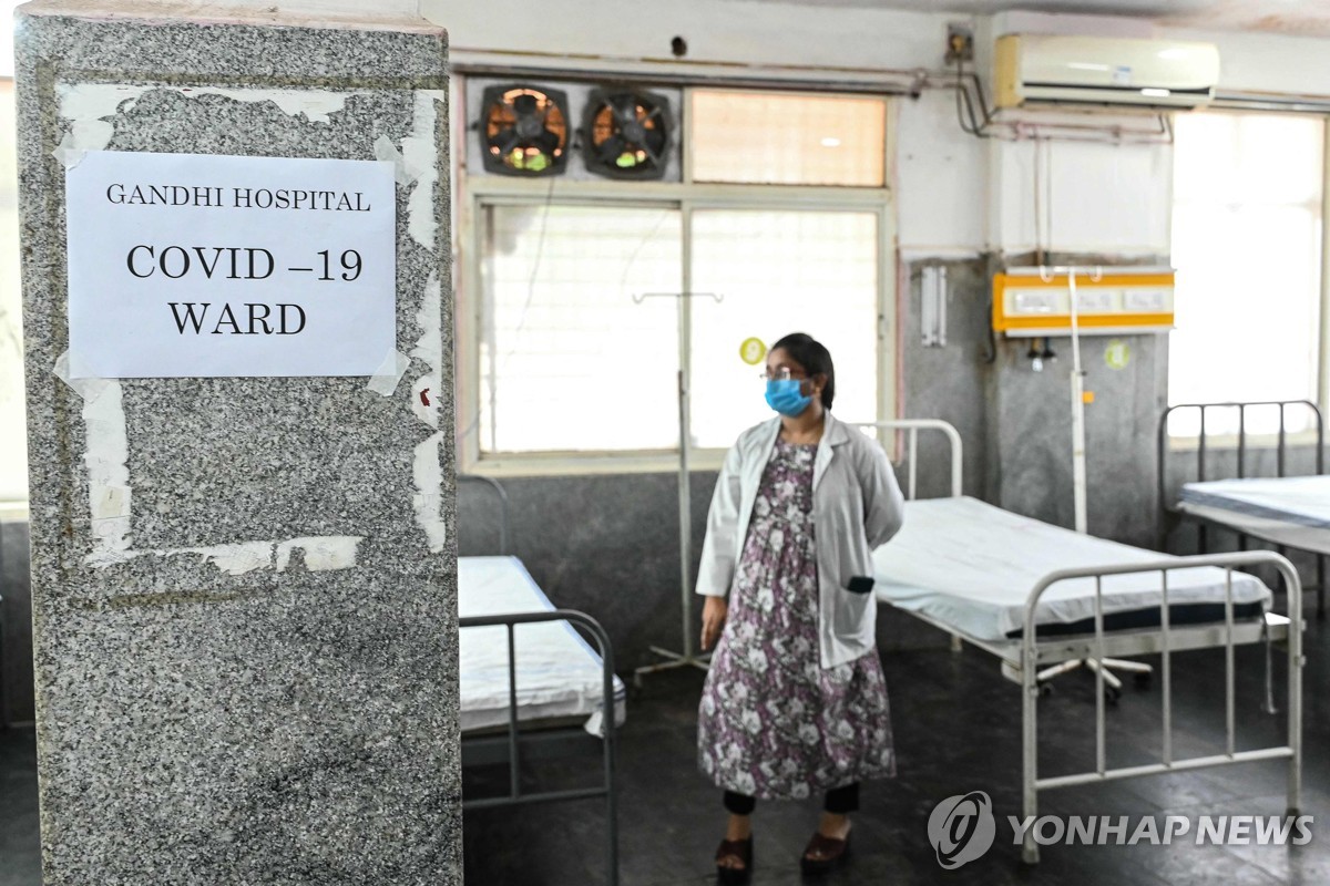 코로나19 환자 병동 살펴보는 인도 의사