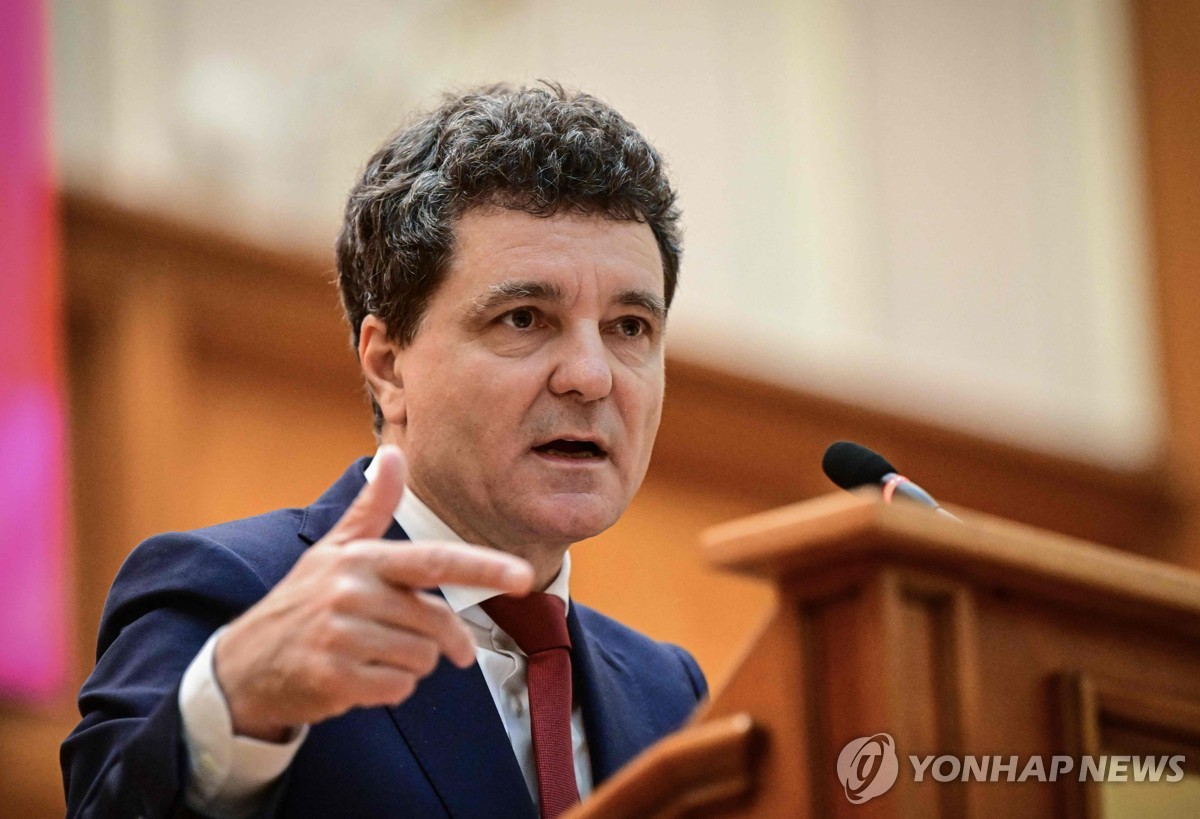 취임 연설하는 단 대통령