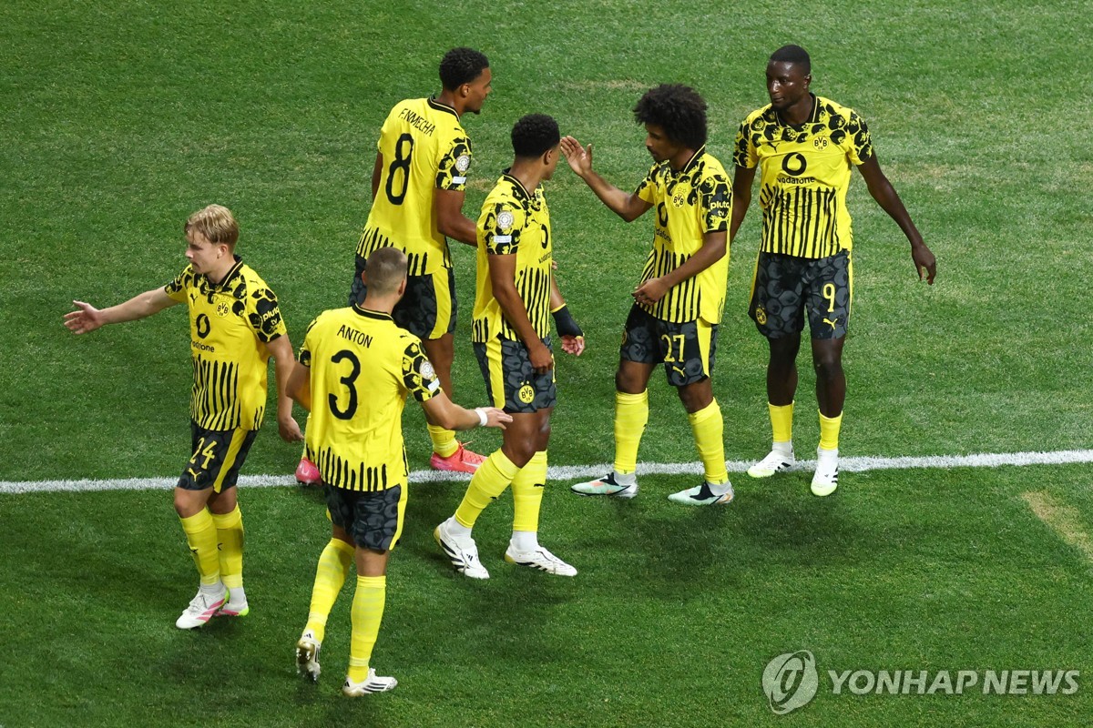 득점을 축하하는 도르트문트 선수들
