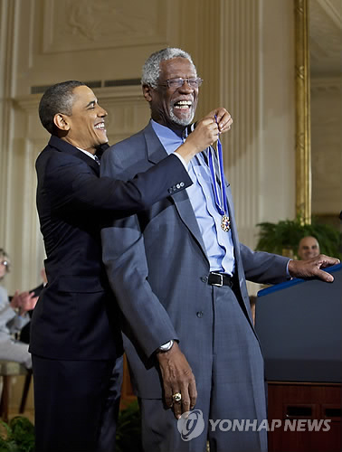 버락 오바마 전 미국 대통령으로부터 자유 훈장을 받는 빌 러셀