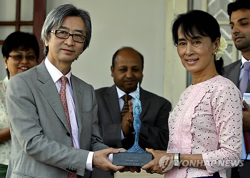 2002년 '유네스코-마단지트 싱 상'을 수상한 미얀마의 아웅산 수치. [연합뉴스 자료사진]