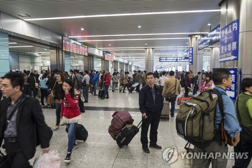 (EPA=연합뉴스) 2013년 4월 홍콩발 열차를 타고 광저우역에 내린 승객들. [연합뉴스 자료사진] 2022.4.29.