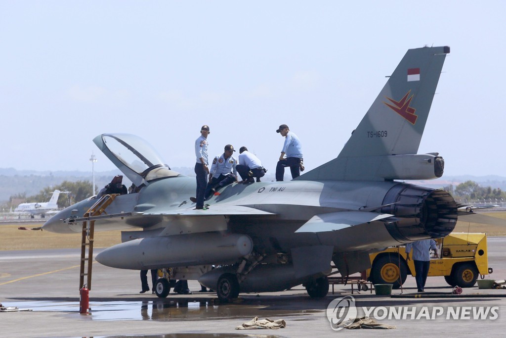 2013년 10월 5일 인도네시아 발리 응우라라이 국제공항에서 인도네시아 공군 소속 F-16 전투기가 정비를 받고 있다. [EPA=연합뉴스 자료사진]