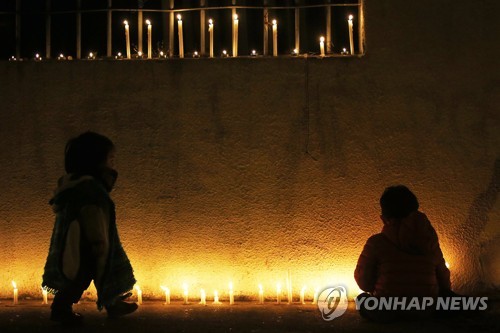 피노체트 군사독재 희생자 추모하는 촛불[EPA=연합뉴스 자료 사진] 