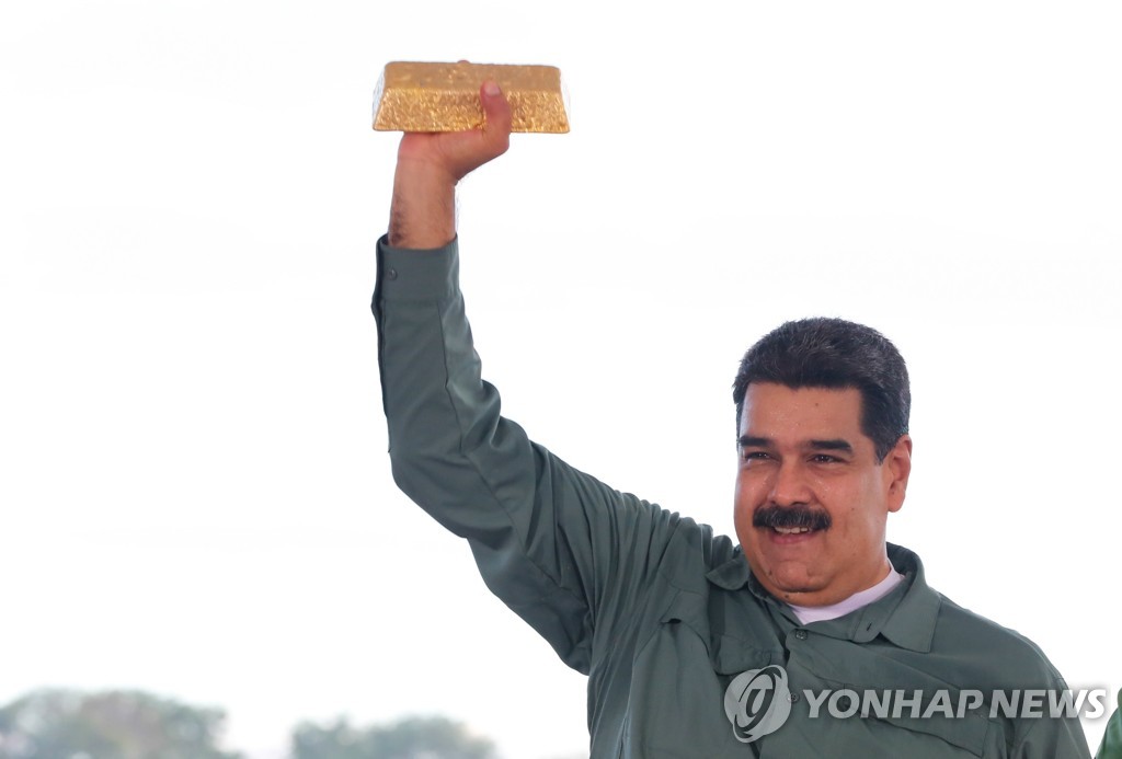 금괴 들고 있는 마두로 베네수엘라 대통령