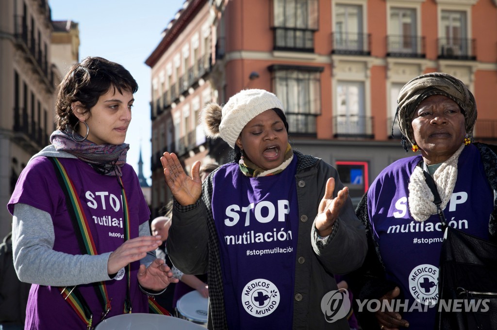스페인에서 열린 여성 할례 반대 시위 [EPA=연합뉴스]