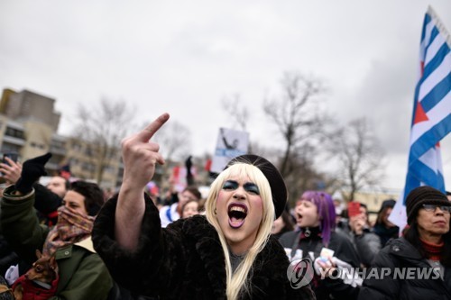 극우성향의 '독일을 위한 대안'(AfD) 시위에서 분노를 드러내는 참가자