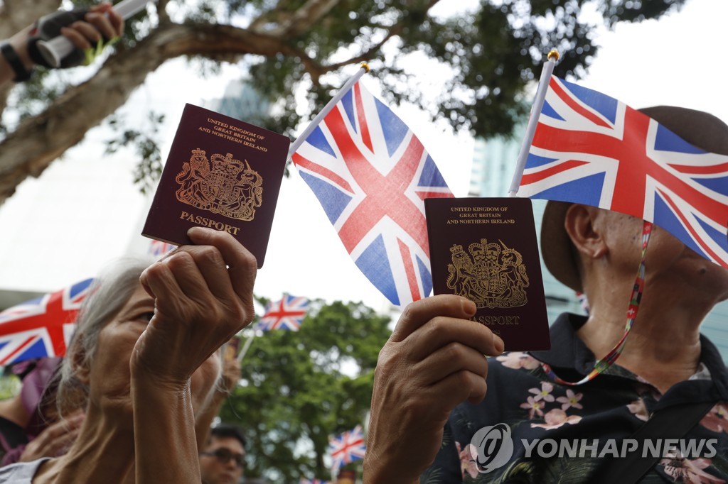 (EPA=연합뉴스) 2019년 9월 홍콩의 반정부 시위 도중 일부 사람들이 영국 여권을 들어보이는 모습. [연합뉴스 자료사진]