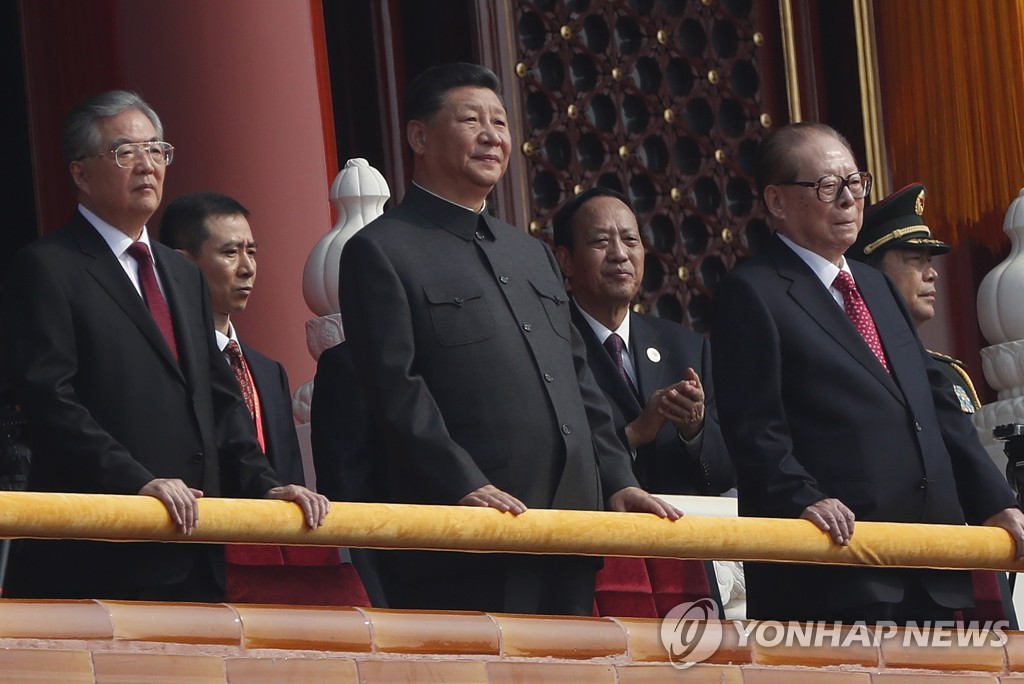 시진핑(중앙) 중국 국가주석과 함께 선 장쩌민(우측) 전 주석