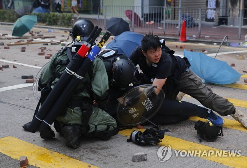 18일 홍콩 이공대에서 시위 참가자를 제압하는 진압 경찰