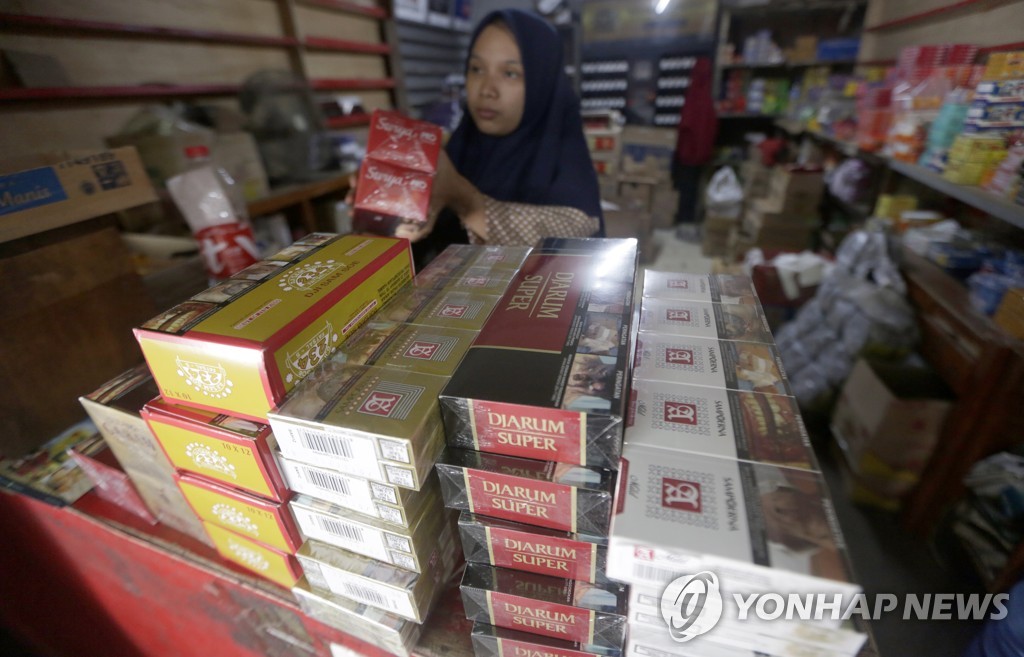 인도네시아 상점에서 판매되는 담배