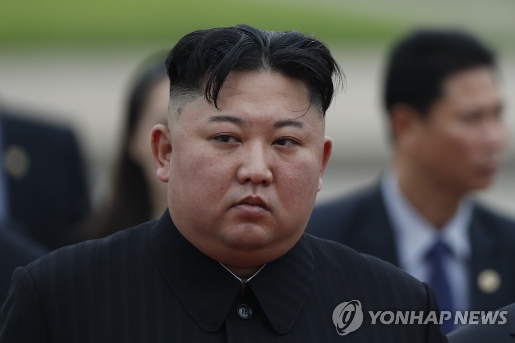 Esta foto de archivo, proporcionada por la EPA, muestra al líder norcoreano, Kim Jong-un, visitando Vietnam con motivo de su cumbre con el presidente estadounidense, Donald Trump, en febrero de 2019. (FOTO NO A LA VENTA) (Yonhap)