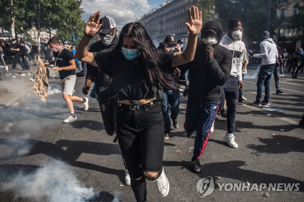 경찰의 최루가스를 피해 흩어지는 파리의 반 인종차별 시위대 [EPA=연합뉴스]