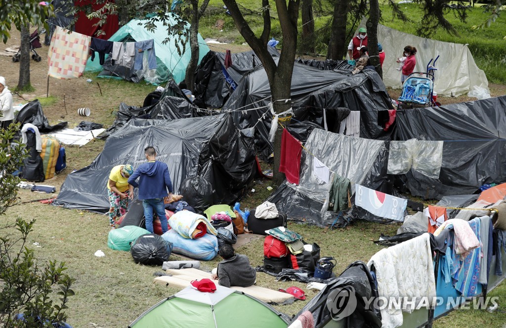 베네수엘라 귀국을 앞두고 콜롬비아에서 노숙하는 베네수엘라 이민자들