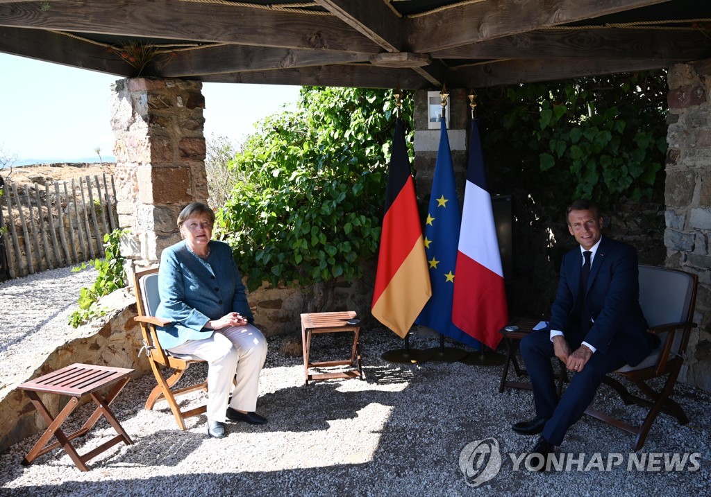 지난 8월 브레강송 요새에서 메르켈(왼쪽) 독일 총리를 만난 마크롱 프랑스 대통령 [EPA=연합뉴스]