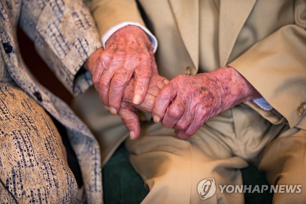 104세 아내 손 잡은 110세 남편