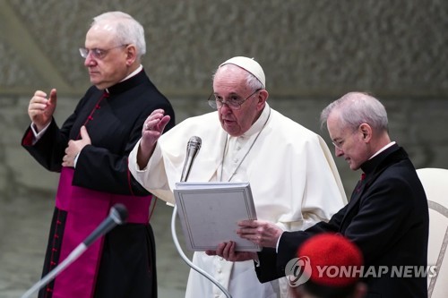전 세계 가톨릭의 영적 지도자인 프란치스코 교황(가운데). [EPA=연합뉴스 자료사진] 