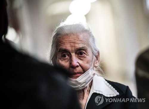 '홀로코스트 부정' 독일 95세 극우 할머니 징역형(종합)