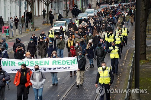 22일 베를린에서 열린 코로나19 통제반대 시위 [EPA=연합뉴스]