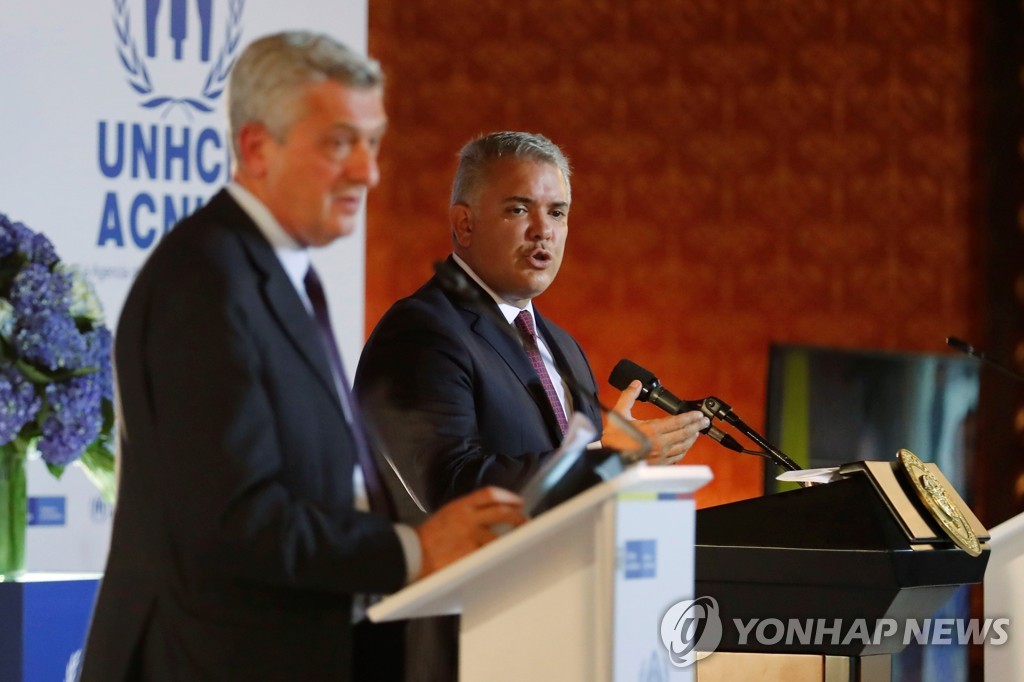 8일 기자회견하는 두케 콜롬비아 대통령(오른쪽)과 그란드 UNHCR 대표