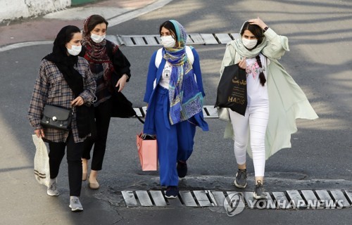마스크와 히잡 착용한 이란 여성들