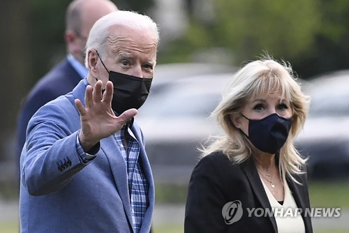 지난 4월 주말 휴가 마치고 백악관 돌아오는 바이든 부부 [EPA=연합뉴스 자료사진]
