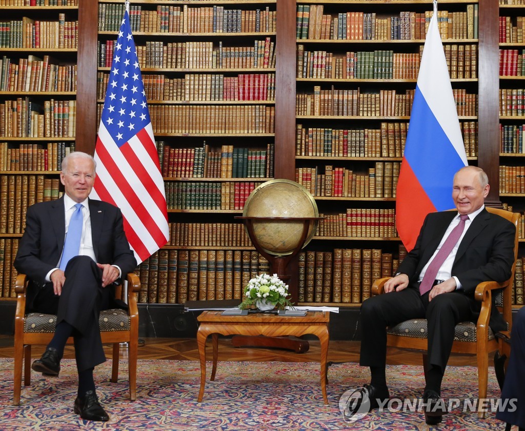 정상회담 하는 바이든 미국 대통령과 푸틴 러시아 대통령