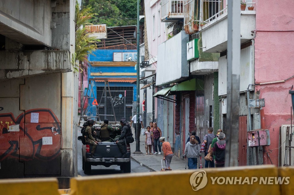 베네수엘라 카라카스 도로 지나는 군 병력