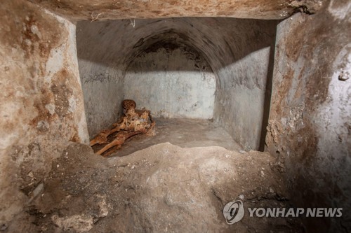 이탈리아 폼페이서 2천년 된 석관 발굴…사람 유골도