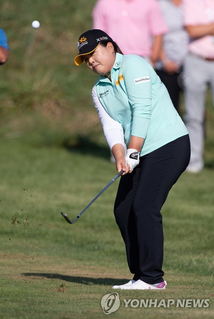 In this EPA photo, Park In-bee of South Korea chips onto the 18th green during the final round of the ShopRite LPGA Classic on the Bay Course at Seaview Golf Club in Galloway, New Jersey, on Oct. 3, 2021. (Yonhap)