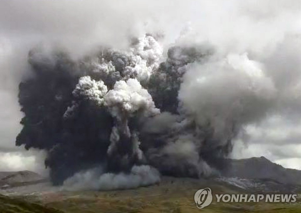 일본 활화산 아소산 분화…화산재 3.5㎞ 치솟아…3단계 경보