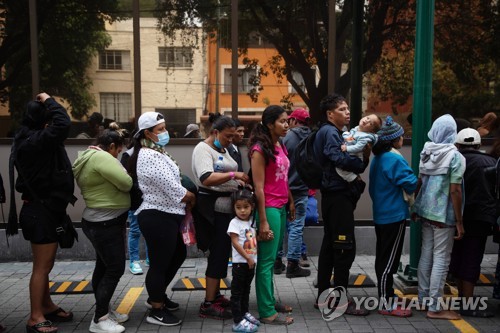 멕시코로 몰리는 미국행 이민자들…"올해 난민 신청 3배로 급증"