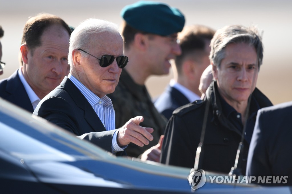 2022년 3월 25일 조 바이든 미국 대통령(가운데)과 토니 블링컨 미 국무장관(오른쪽)이 폴란드 남부 제슈프 인근 공항에 도착한 모습. [EPA 연합뉴스자료사진, 재판매 및 DB 금지]